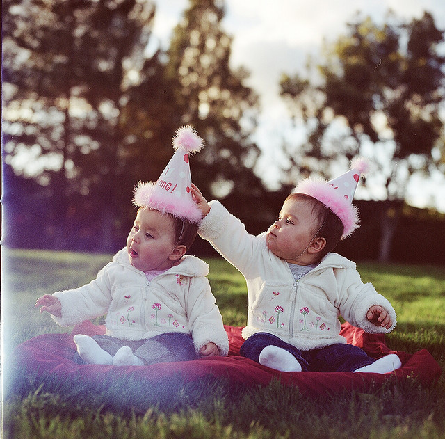 fotografo-revela-fotos-fantasticas-do-crescimento-das-filhas-gemeas-4