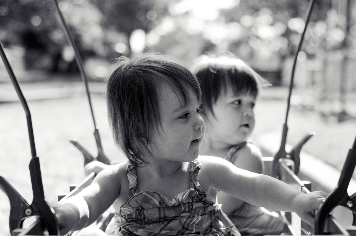 fotografo-revela-fotos-fantasticas-do-crescimento-das-filhas-gemeas-6