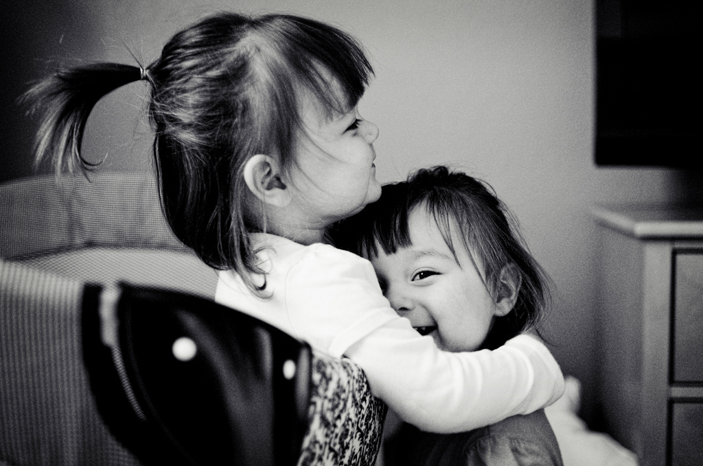 fotografo-revela-fotos-fantasticas-do-crescimento-das-filhas-gemeas-7