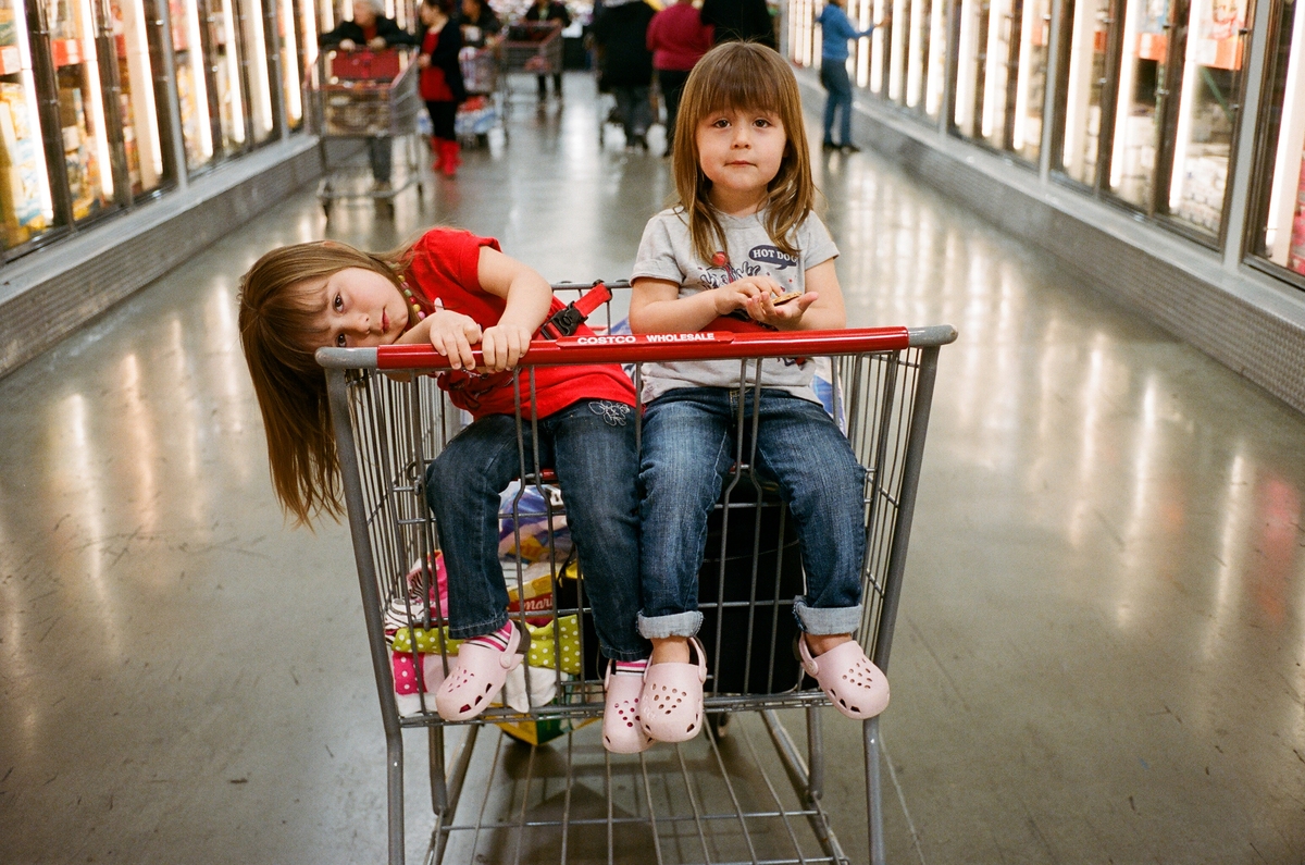 fotografo-revela-fotos-fantasticas-do-crescimento-das-filhas-gemeas-8