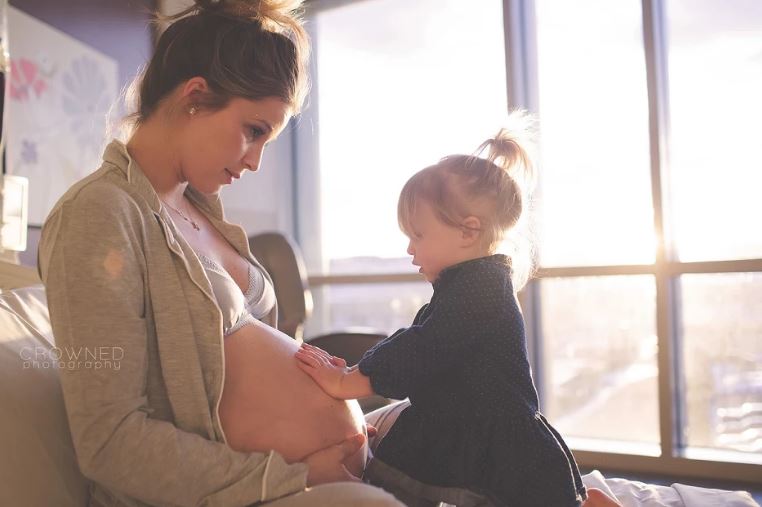 gravida-despede-forma-emotiva-da-filha-velha-dar-luz-1