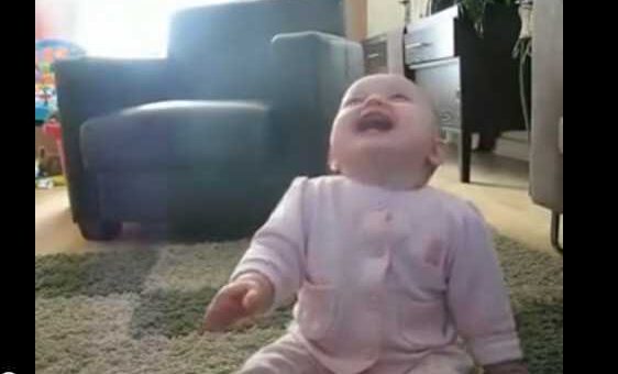 bebe rindo