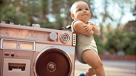 bebe dancando eletronica