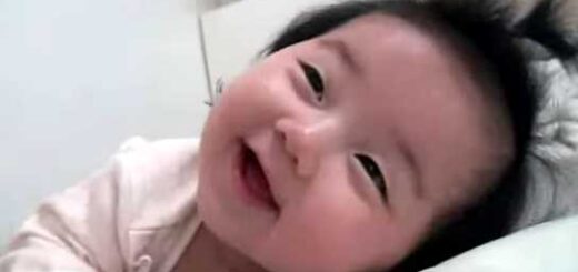 bebe rindo com muito sono