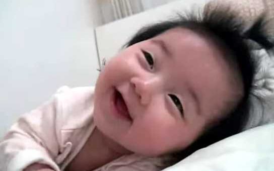 bebe rindo com muito sono