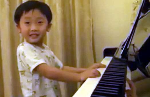 menino prodigio a tocar piano