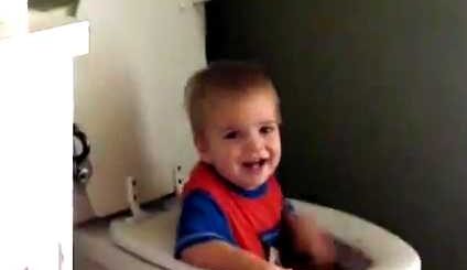 bebe engana se no local para tomar banho