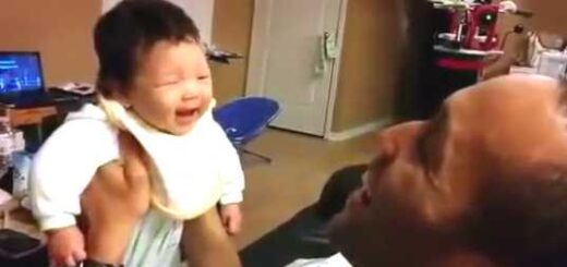 bebe rindo muito com o pai