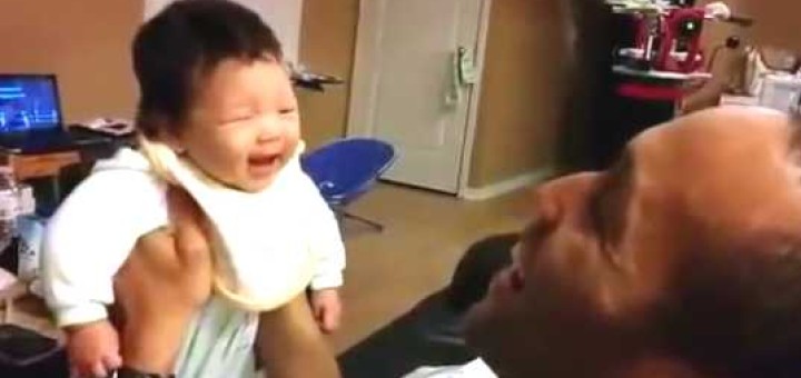 bebe rindo muito com o pai