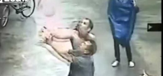 homem salva bebe que caiu