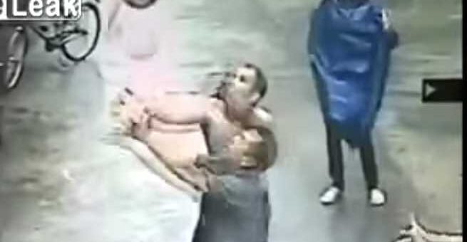 homem salva bebe que caiu
