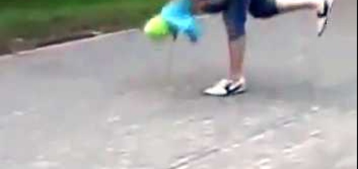 pai impede bebe cair no chao