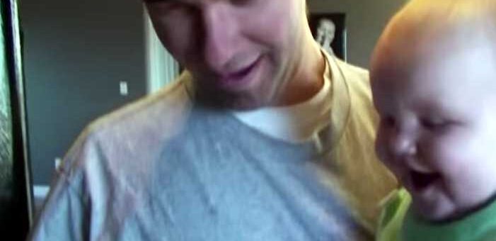 bebe rindo muito com pai a cozinhar