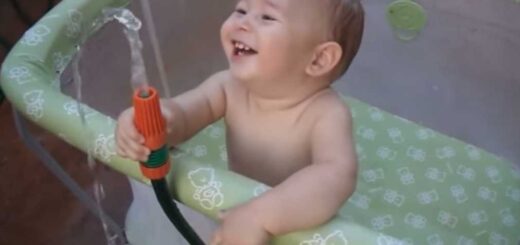bebe-rindo-muito-com-mangueira