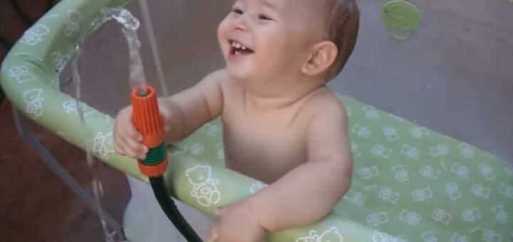 bebe-rindo-muito-com-mangueira