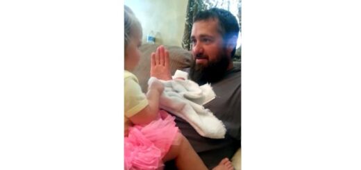 bebe assuta com pai sem barba